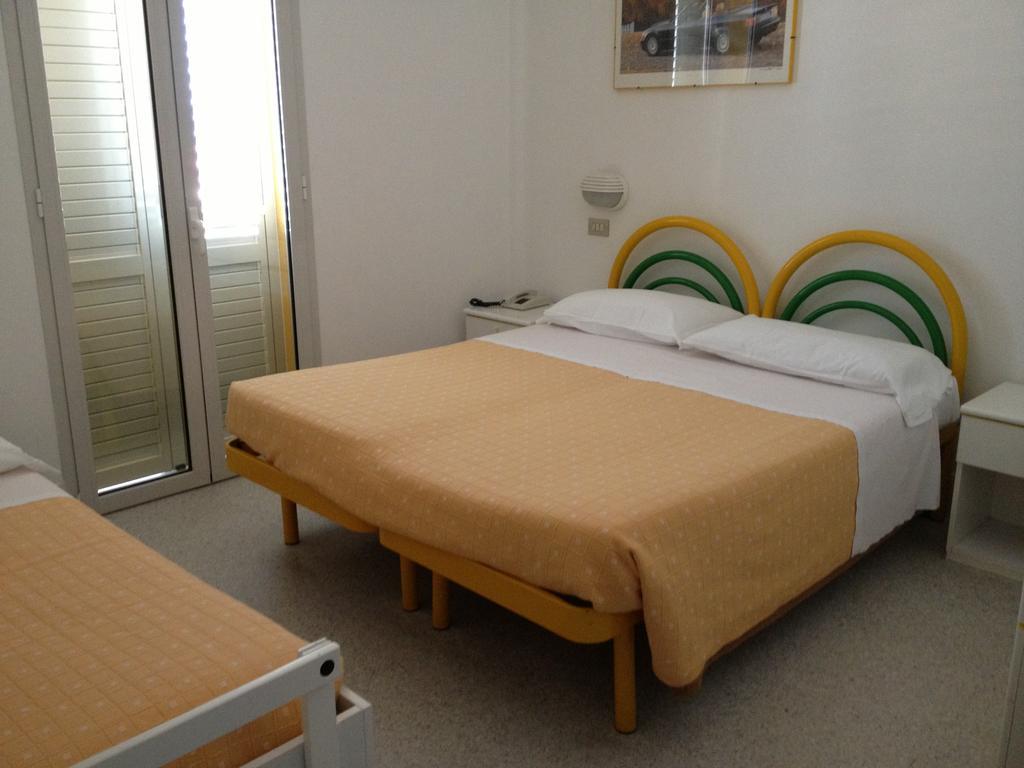 Hotel Vienna Σενιγκάλια Δωμάτιο φωτογραφία